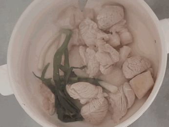 田间野菜搭配红烧肉，吃得美味，健康加倍！